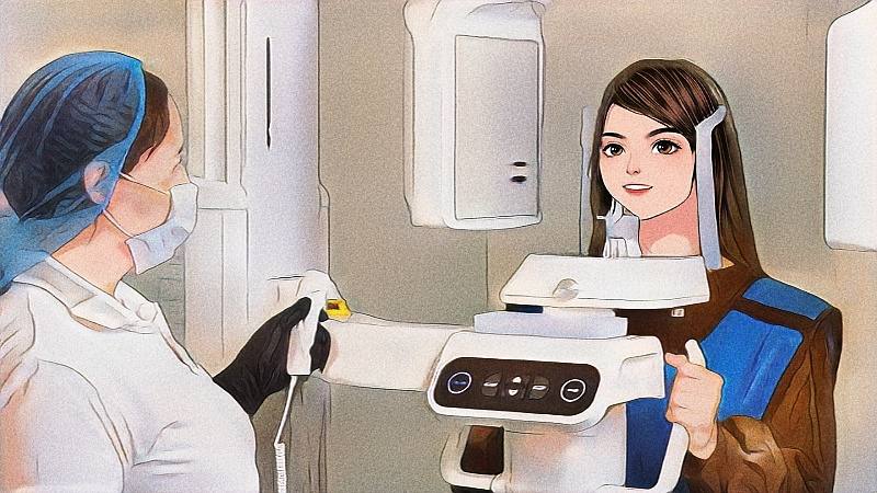 Une femme en train de faire un scanner dentaire